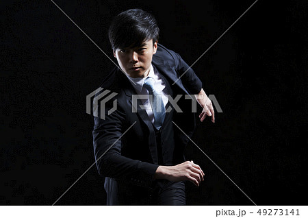 ビジネスマン　男性　黒バック 49273141