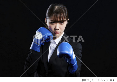 ビジネスウーマン　女性　黒バック 49273183