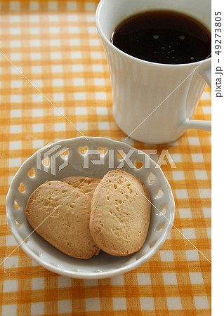 手作りクッキーとコーヒー 49273805