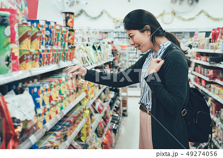 lady buying instant noodles in convenience store. 49274056