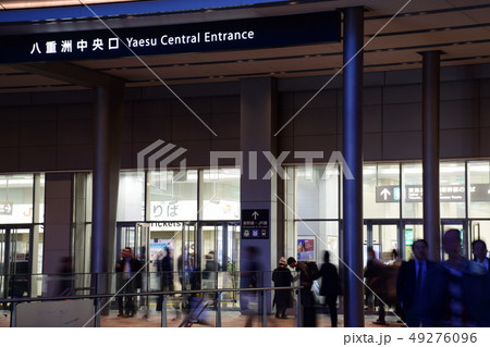 夜 Jr東京駅 八重洲中央口 改札口付近の写真素材