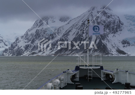 サウスジョージア島の南岸をゆく観光船 49277965