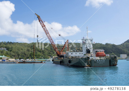 港湾工事で鋼管杭を打つ作業船 新富士丸 港湾工事で鋼管杭を打つ作業船 新富士丸 49278138