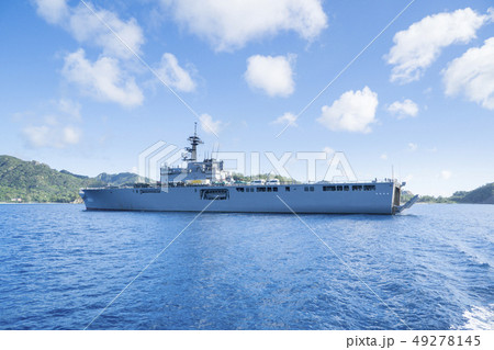 小笠原二見湾に停泊する海上自衛隊 おおすみ 小笠原二見湾に停泊する海上自衛隊 おおすみ 49278145