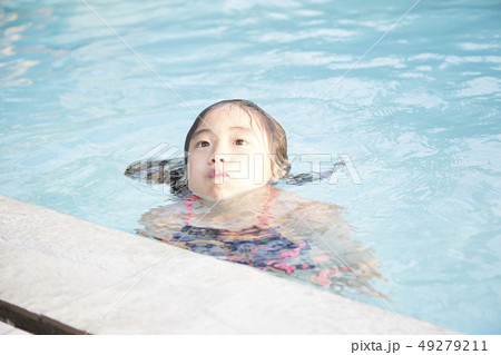 女の子　プール 49279211