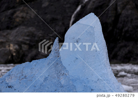 アラスカ、プリンスウィリアム湾　氷河から崩れて流れる氷 49280279