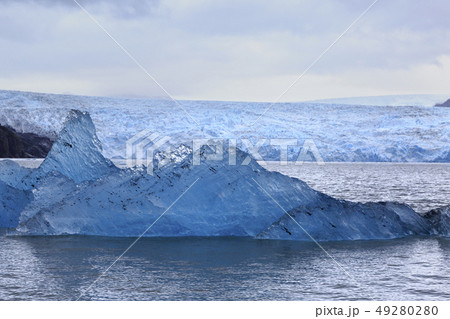 アラスカ、プリンスウィリアム湾 氷河から崩れて流れる氷 アラスカ、プリンスウィリアム湾 氷河から崩れて流れる氷 49280280