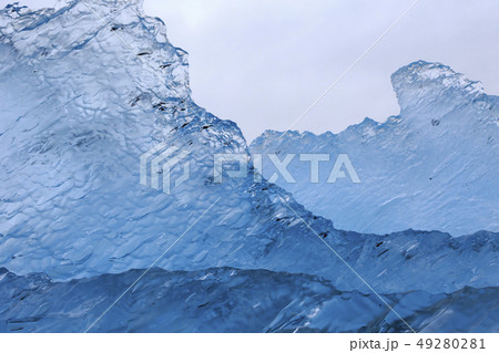 アラスカ、プリンスウィリアム湾　氷河から崩れて流れる氷 49280281