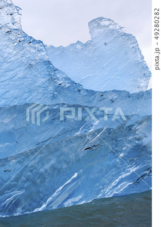 アラスカ、プリンスウィリアム湾 氷河から崩れて流れる氷 アラスカ、プリンスウィリアム湾 氷河から崩れて流れる氷 49280282