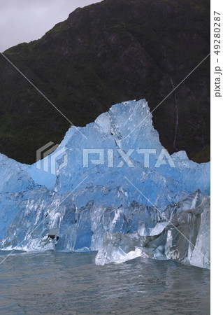 アラスカ、プリンスウィリアム湾　氷河から崩れて流れる氷 49280287