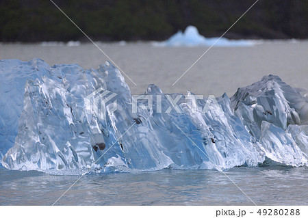アラスカ、プリンスウィリアム湾　氷河から崩れて流れる氷 49280288