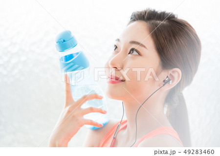 女性　スポーツウェア 49283460