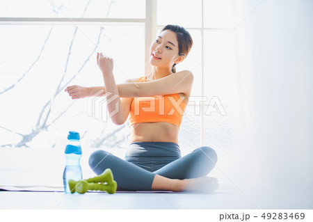女性　スポーツウェア 49283469