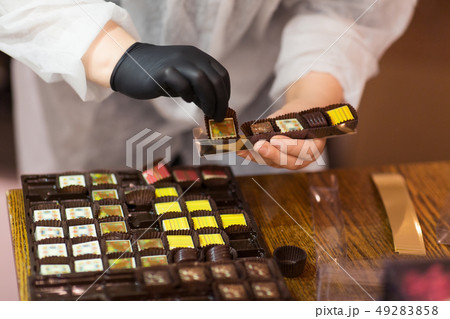 worker packing candies at confectionery shop 49283858