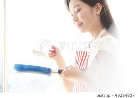 女性　クッキング 49284907