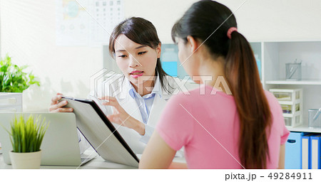 woman ophthalmologist and patient 49284911