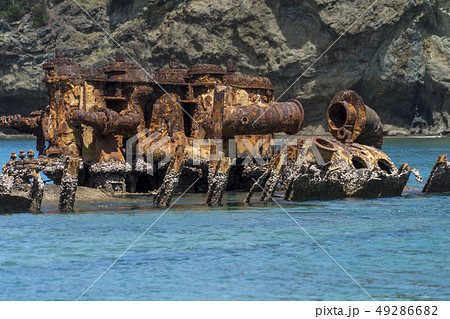 小笠原父島境浦海岸の座礁船 濱江丸の写真素材