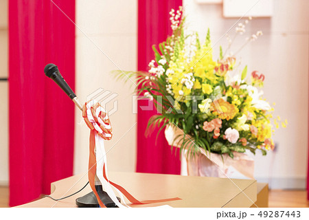 卒業式 会場(演台 マイク 壇上花) 卒業式 会場(演台 マイク 壇上花) 49287443