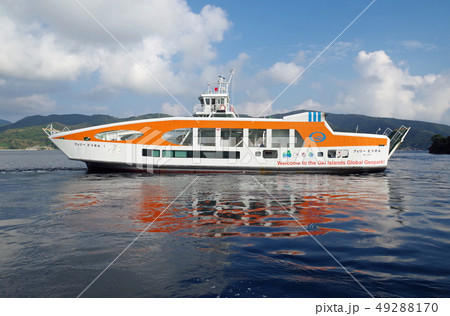 島前の島々を結ぶフェリー 49288170