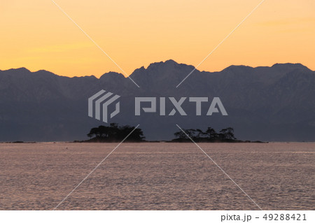虻ヶ島と朝焼けの立山連峰 虻ヶ島と朝焼けの立山連峰 49288421