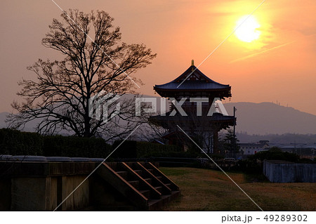 朱雀門と夕日(奈良市法華寺町) 朱雀門と夕日(奈良市法華寺町) 49289302