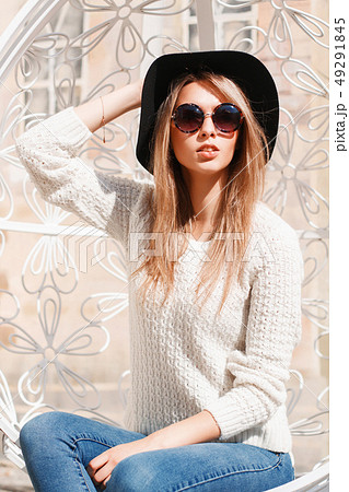 Pretty woman in a hat and sunglasses resting Pretty woman in a hat and sunglasses resting 49291845