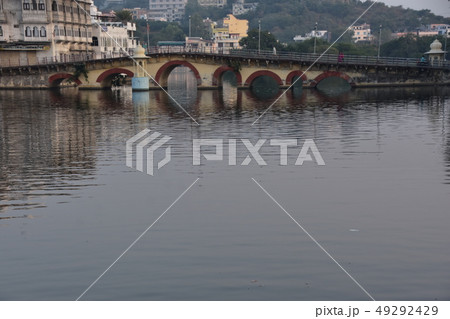 インドのラジャスタン州 ウダイプルのピチョーラー湖 岸辺に建つ住居と湖に架かる橋 インドのラジャスタン州 ウダイプルのピチョーラー湖 岸辺に建つ住居と湖に架かる橋 49292429