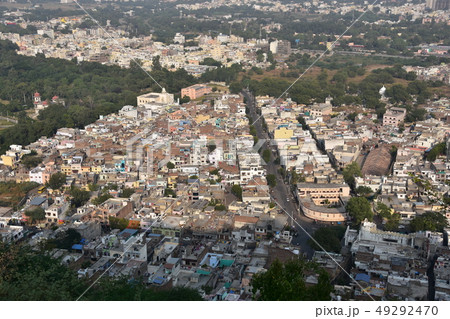 インドのラジャスタン州 ウダイプルの街並み レトロで美しい建物群 上から見た俯瞰写真 インドのラジャスタン州 ウダイプルの街並み レトロで美しい建物群 上から見た俯瞰写真 49292470