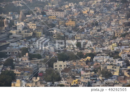 インドのラジャスタン州 ウダイプルの街並み レトロで美しい建物群 上から見た俯瞰写真 インドのラジャスタン州 ウダイプルの街並み レトロで美しい建物群 上から見た俯瞰写真 49292505