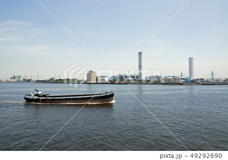 名古屋港を行く小型の船 49292690