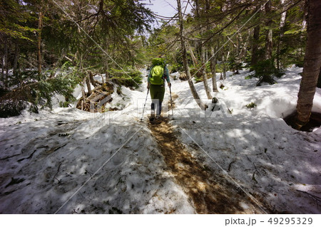 残雪の男体山を登る登山者 49295329