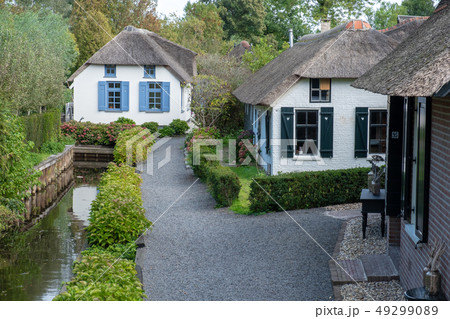 Giethoorn village with canals and rustic thatched 49299089