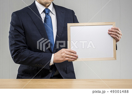 ボードを手に持った男性 49301488
