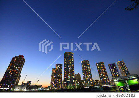 夜の高層マンション群 49302182