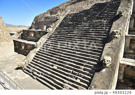 ティワカン遺跡　ケツァルコアトルの神殿（メキシコ） 49303226