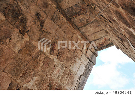 ウシュマル遺跡　マヤアーチの赤い手形（メキシコ） 49304241