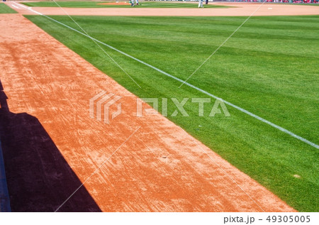 スタジアム 緑の芝生 49305005