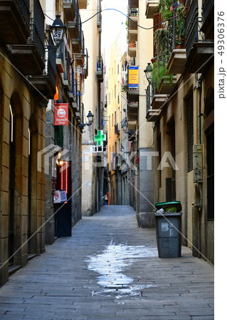バルセロナ、ゴシック地区の街並 49306376