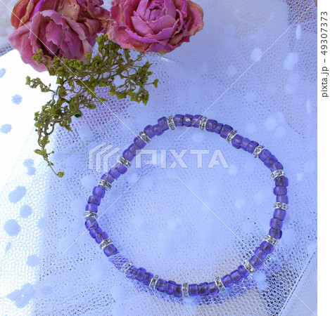 紫のビーズとシルバーロンデルのきゃしゃなブレスレット 紫のビーズとシルバーロンデルのきゃしゃなブレスレット 49307373