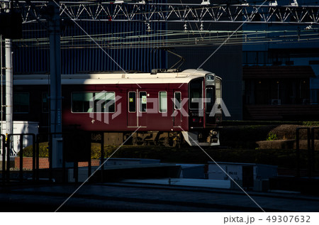 夕陽を受ける阪急電車 9300系 夕陽を受ける阪急電車 9300系 49307632