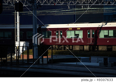 夕陽を受ける阪急電車 49307633