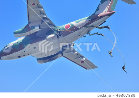 自衛隊のパラシュート訓練 49307839