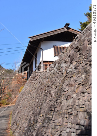 荒砥城跡の石垣と案内所の建物 荒砥城跡の石垣と案内所の建物 49310571