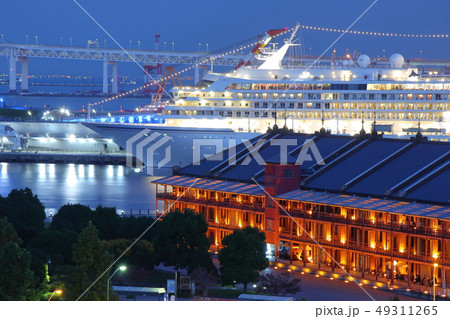横浜赤レンガ倉庫と豪華客船飛鳥Ⅱの夜景 49311265