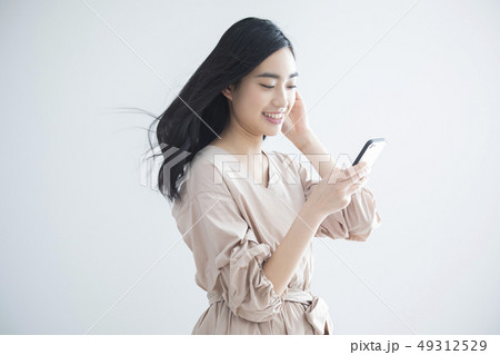 ワンピースの若い女性 49312529