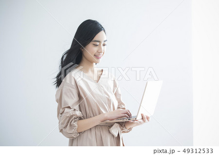 ワンピースの若い女性 ワンピースの若い女性 49312533