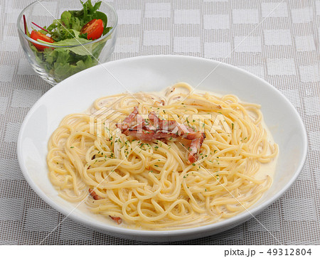ベーコンのクリームパスタ ベーコンのクリームパスタ 49312804