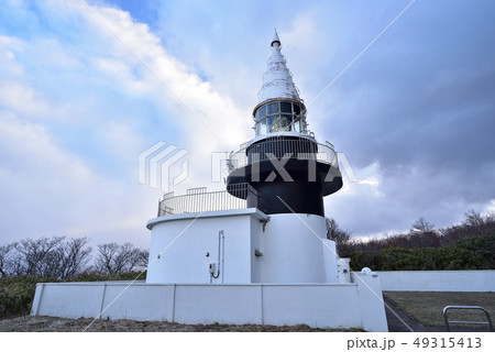 北海道せたな町で海抜が日本一高い茂津多岬灯台の早春の風景を撮影 49315413