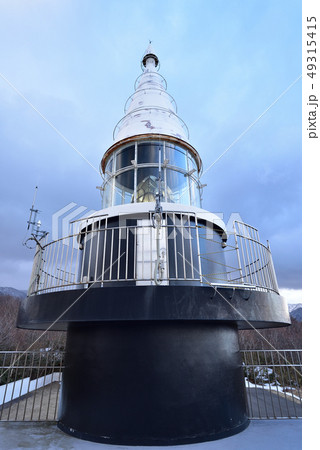 北海道せたな町で海抜が日本一高い茂津多岬灯台の早春の風景を撮影 49315415