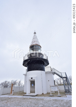北海道せたな町で海抜が日本一高い茂津多岬灯台の早春の風景を撮影 49315423